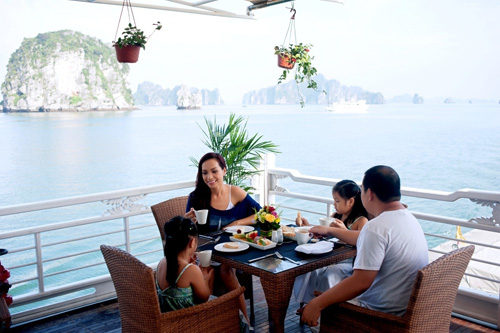 Gia đình Thúy Hạnh tận hưởng khung cảnh tuyệt đẹp của Vịnh Hạ Long khi đi nghỉ dưỡng trên một du thuyền nổi tiếng tại đây.