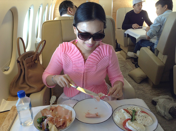 Trên máy bay riêng, Hà Phương có nhân viên phục vụ đồ ăn, nước uống với thực đơn phong phú.
