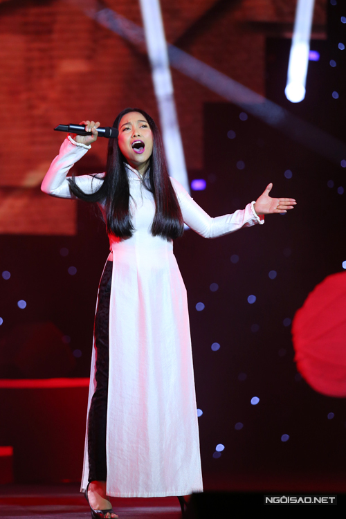 Đoan Trang xuất hiện rất ấn tượng khi hát tiếp đoạn cao trào của 'Điệp khúc tình yêu' sau khi màn ảnh chiếu đoạn video nhạc sĩ Trần Tiến đang ngân nga.
