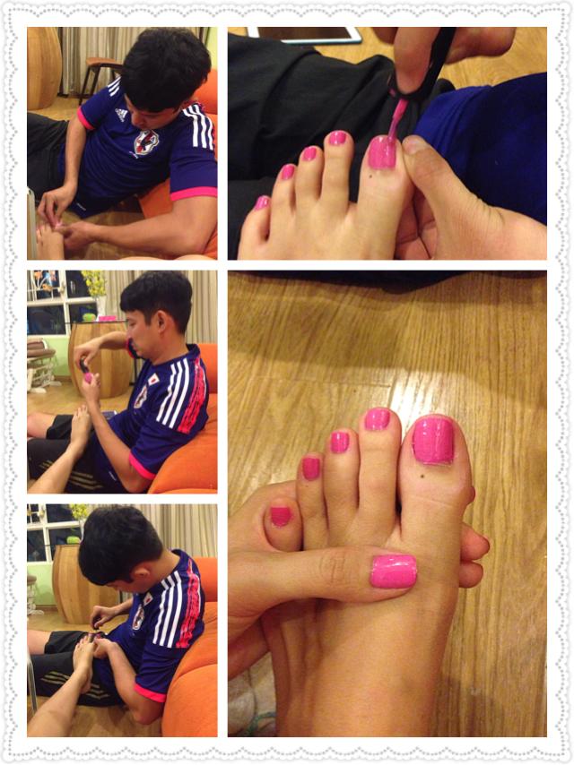 Huy Khánh ngồi vẽ móng cho Mạc Anh Thư vì tội "con gái của bạn đã làm hư ngón chân món sơn của mình nên bjo bạn ấy phải làm lại".