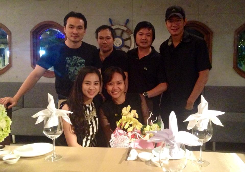 Diễn viên Chi Bảo, Bình Minh và bạn bè tới chúc mừng sinh nhật Hồng Ánh.