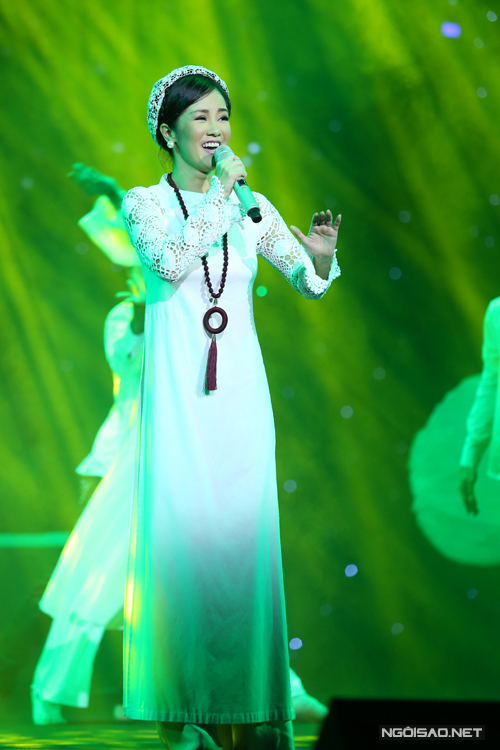 Hồng Nhung xuất hiện với hình ảnh một phụ nữ đất Bắc xưa và hát 'Đất nước'.
