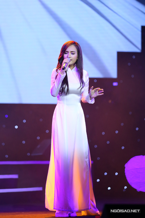 Ái Phương duyên dáng trong tà áo dài nữ sinh, mang đến ca khúc 'Chào Việt Nam' đầy cảm xúc. Cô hát bằng cả tiếng Việt lẫn tiếng Anh.