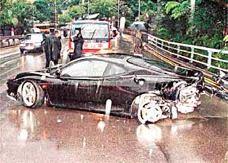 Ngày 31/1/2000, trên đường cùng đồng nghiệp chạy xe từ Quảng Châu đến Thẩm Quyến tham gia một chương trình từ thiện cô đã gặp tai nạn.