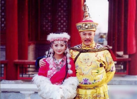 Cô từng là sinh viên của Học viện Nghệ thuật Trung ương Trung Quốc và tham gia một vài bộ phim như Tể tướng Lưu gù, Tân Long Môn khách sạn nhưng thành công rực rỡ nhất với cô chính là vai diễn Hàm Hương.
