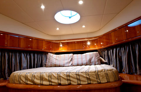 Phòng ngủ trong du thuyền không khác khách sạn.