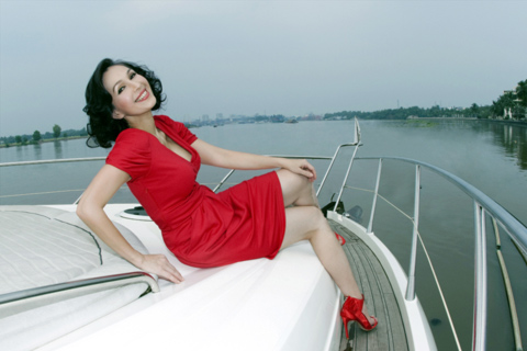 Trên không gian sang trọng của chiếc du thuyền trị giá 2 triệu USD, nữ diễn viên Diễm My như trở lại với thời xuân sắc của mình.