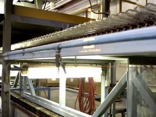 Đây là dây chuyền sản xuất ra hàng trăm chiếc bao cao su mỗi phút.