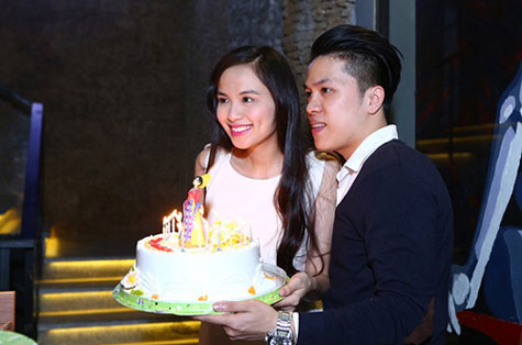 Và trong bữa tiệc sinh nhật của cô, Diễm Hương mới chính thức thừa nhận bạn trai.