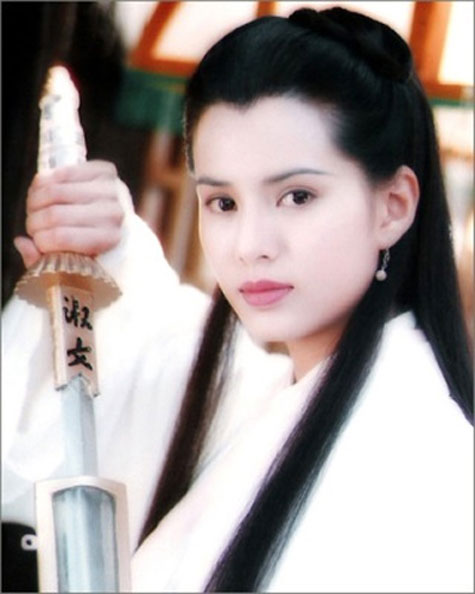Nhưng đỉnh cao của cô chính là vai Tiểu long nữ trong phim 'Thần điêu đại hiệp' năm 1995 với hình ảnh trong sáng, tinh khiết như nguyên tác.