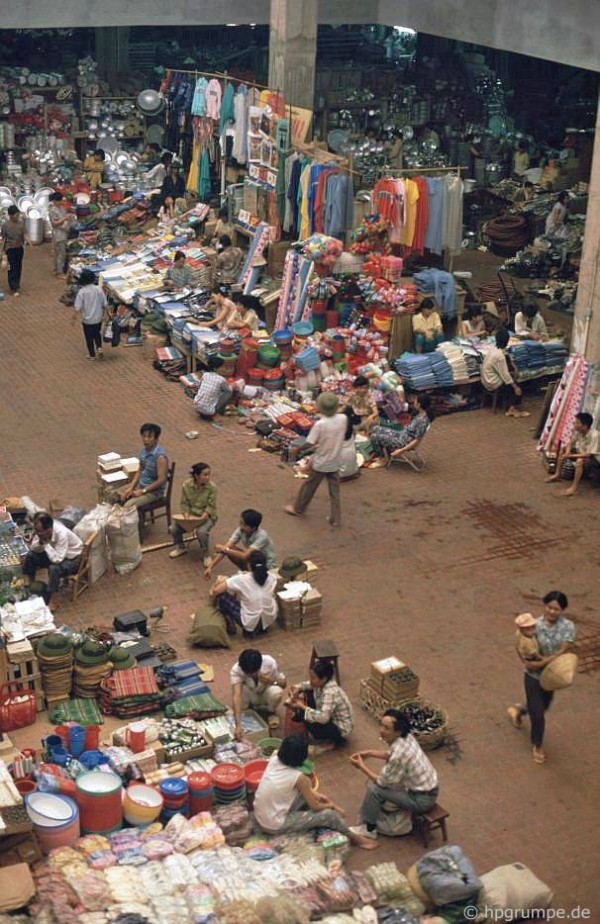 Bên trong chợ Đồng Xuân.
