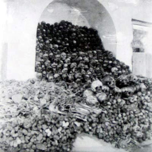 Những người chết đói ở trại Giáp Bát được cải táng về nghĩa trang Hợp Thiện (Hà Nội).