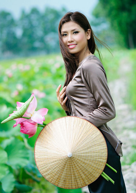 Nguyễn Thị Loan đẹp thuần Việt với áo bà ba bên hồ sen.