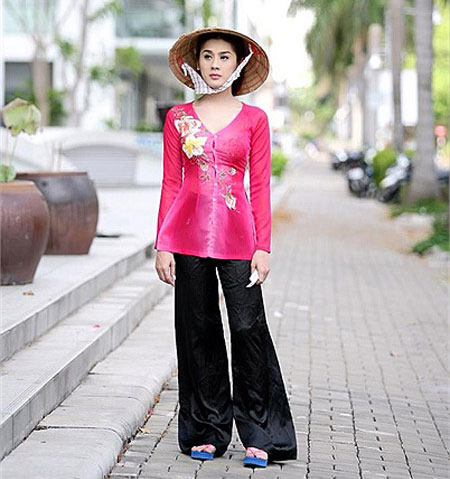 Lâm Chi Khanh như cô thôn nữ với áo bà ba.