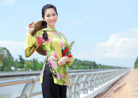 Hoa hậu Đặng Thu Thảo tôn lên vẻ đẹp của áo bà ba.