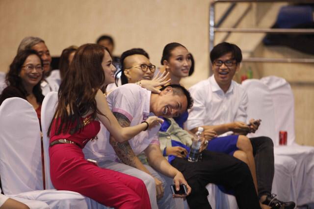 Hương Giang Idol trêu bạn trai tin đồn trong lễ trao giải Cuộc đua kỳ thú 2014.
