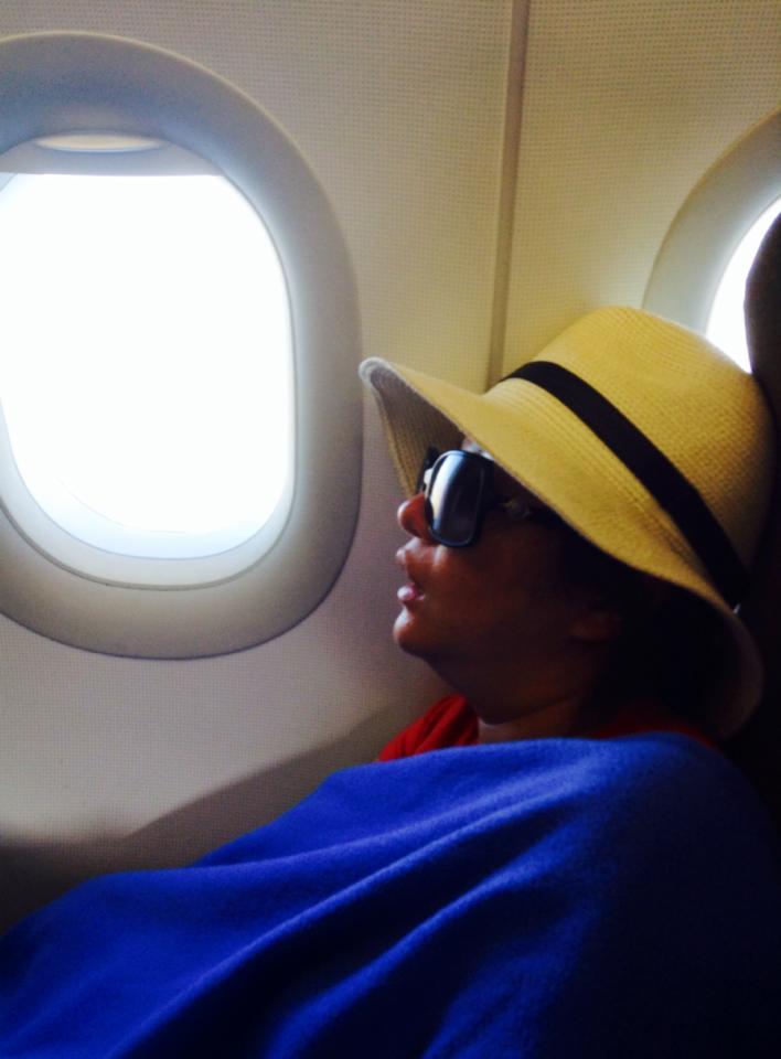 Diễn viên hài Thúy Nga ngủ trên chuyến bay về Mỹ thăm con gái.
