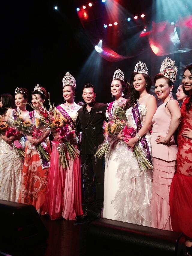 Trần Bảo Sơn bên dàn chân dài của một cuộc thi hoa hậu tại cộng đồng người Việt ở Mỹ.