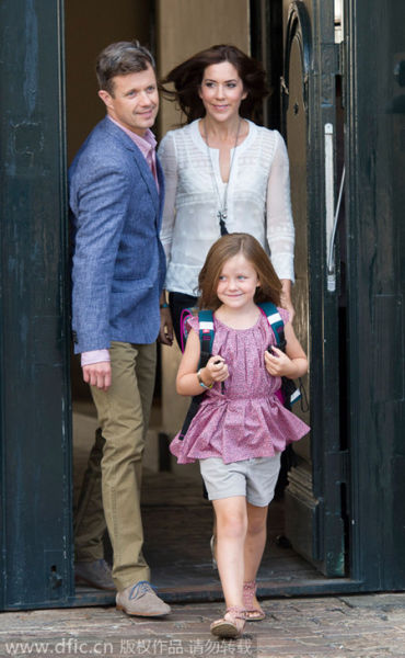 Công chúa Isabella rời khỏi Cung điện Amalienborg trong ngày đầu tiên đi học tại Copenhagen, Đan Mạch, vào 13/8/2013.