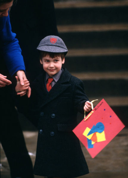 Bức ảnh chụp ngày đầu tiên đi học của Hoàng tử William tại trường Wetherby ở London, ngày 15/1/1987.