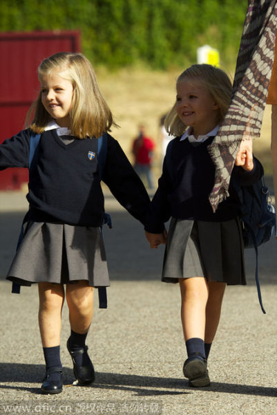Hai công chúa nhỏ Leonor và Sofia dắt tay nhau tới trường  Santa Maria de los Rosales ở Madrid, Tây Ban Nha, vào ngày 15/9/2010.