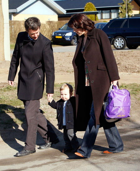 Hoàng thái tử Frederik cùng Công nương Mary dắt con trai tới trường ở Fredensborg, Đan Mạch, vào ngày 27/3/2007.