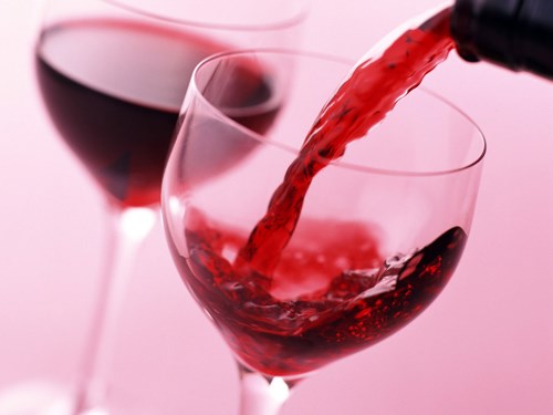 Một lý do mà rượu vang đỏ được xếp vào nhóm thực phẩm có chất chống oxy hóa chính là việc tồn tại thành phần resveratrol. Nghiên cứu trên động vật cho thấy một lượng lớn resveratrol có thể ngăn chặn các tế bào chết trong tim và não. Để tốt hơn cho sức khỏe, người phụ nữ có thể bổ sung mỗi ngày một ly trong khi nam giới có thể là hai ly.