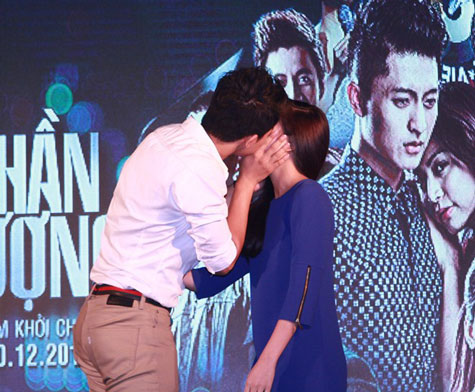 Nụ hôn ngọt ngào của Hoàng Thùy Linh và Harry Lu.