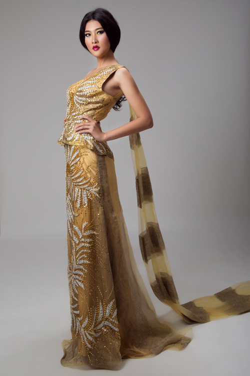 Màu vàng hoàng gia được chọn làm gam màu chủ đạo cho tất cả các mẫu thiết kế váy dạ hội.