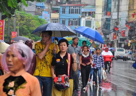 Nhiều du khách quốc tế cũng xếp hàng vào lăng để viếng Chủ tịch Hồ Chí Minh