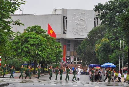 Đoàn người đi qua bảo tàng Hồ Chí Minh để vào Lăng.