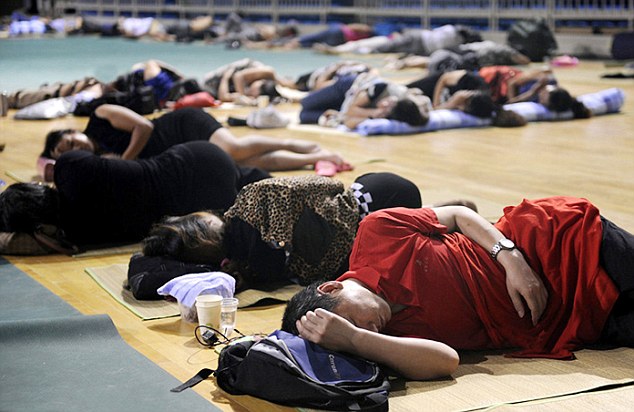 Những hình ảnh này được ghi lại tại nhà thi đấu của trường đại học Hàng không Thẩm Dương, tỉnh Liêu Ninh vào ngày 1/9 vừa qua. Hơn 400 phụ huynh được bố trí ngủ tạm trên sàn của nhà thi đấu.