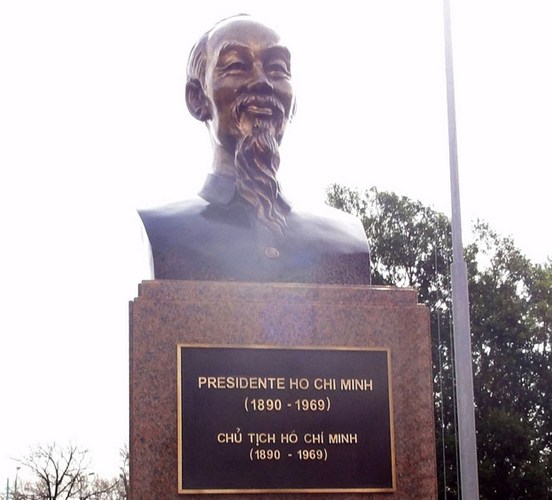 Vào ngày 30/8, tượng đài Chủ tịch Hồ Chí Minh đã được khánh thành ở thủ đô Buenos Aires (Argentina) trong một buổi lễ trọng thể.