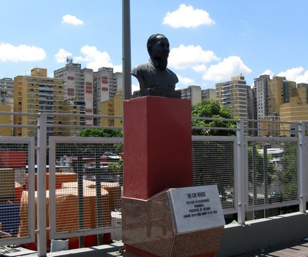 Ở Caracas (Venezuela) tượng bán thân của Bác Hồ được đặt trang trọng trên bệ đá cao 2 mét cùng một cột cờ có lá cờ đỏ sao vàng bay phấp phới trên đại lộ Simon Bolivar.