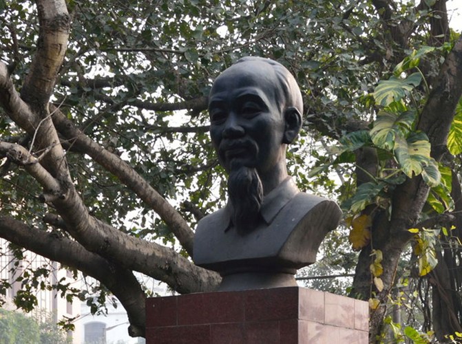 Ở Ấn Độ, Tượng đài Hồ Chí Minh được đặt tại giao điểm đường Hồ Chí Minh và đường Nêru thành phố Cancutta.