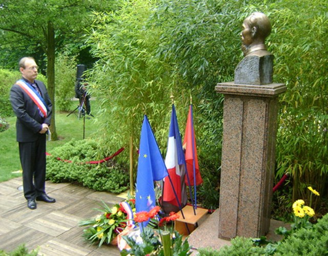 Tại Pháp, ngày 19/5/2005, chính quyền thành phố Montreuil đã dựng tượng bán thân Chủ tịch Hồ Chí Minh trong 'Không gian Hồ Chí Minh' tại Bảo tàng Lịch sử của thành phố.
