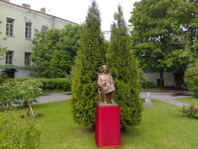 Tháng 5/2010, một bức tượng Chủ tịch Hồ Chí Minh được khánh thành trong khuôn viên khoa ngữ văn Trường đại học Tổng hợp Saint Petersburg.