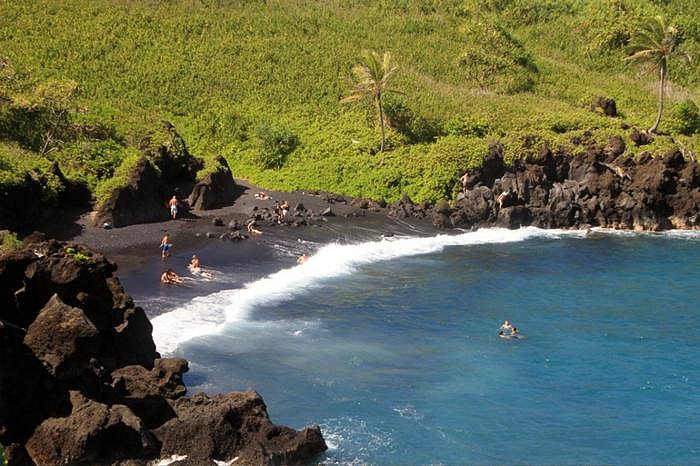Honokalani ở Maui (Hawaii) là một bãi biển cát đen đẹp và thu hút du khách.