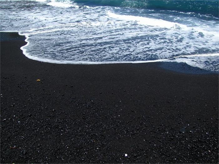 Bãi biển cát đen Waianapanapa, Maui. Bãi biển cát đen có nguồn gốc từ các hoạt động địa chất liên quan tới núi lửa.