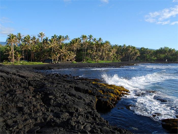 Bãi biển cát đen Punaluu, Hawaii. Bãi biển cát đen chủ yếu phân bố ở các quốc gia có địa hình đồi núi và hoạt động núi lửa nên khung cảnh thiên nhiên hùng vĩ, thích hợp cho du lịch sinh thái và leo núi ngắm cảnh.