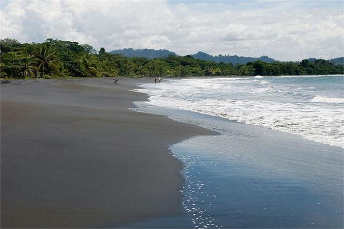Bãi biển cát đen ở Costa Rica.