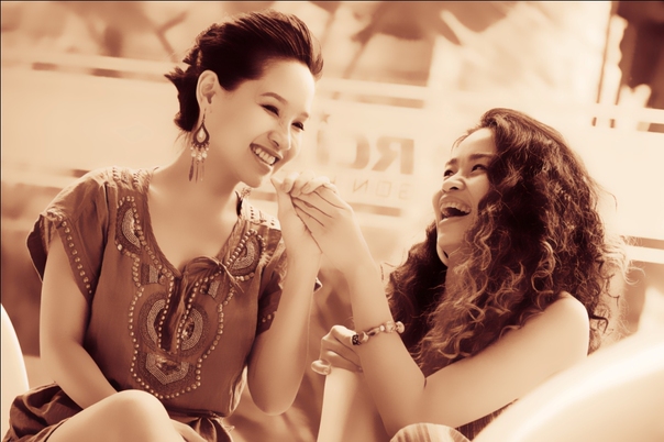 Khi Mai Khôi đã là ca sĩ nổi tiếng, Đồng Lan vẫn chỉ là người hát phòng trà ngoài Hà Nội. Nhưng khi cô nàng digan Đồng Lan nam tiến, cả hai nhanh chóng trở thành bạn bè thân thiết bởi sự hợp gu trong âm nhạc lẫn ngoài đời.