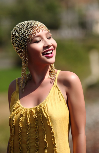 Còn đây là thời trang đi biển của Mai Khôi. Một chiếc khăn lưới cách điệu pha digan và latin nhưng biến cô thành phiên bản lỗi của hoàng hậu Trung Đông khi đi kèm váy 2 dây màu vàng hiện đại.