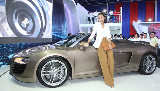 Tăng Thanh Hà bên cạnh siêu xe Audi R8 Spyder.