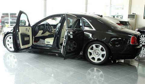 Chiếc Rolls-Royce Phantom màu đen của gia đình Tăng Thanh Hà có biển khá đẹp với đuôi 88.