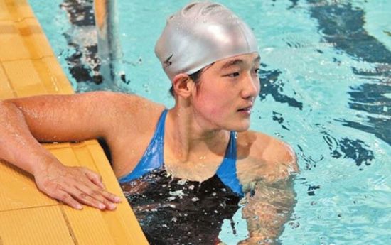 Mặc dù mất cả hai chân, nhưng cô gái Qian Yanhong, đến từ huyện Lục Lương, tỉnh Vân Nam, Trung Quốc, đã xuất sắc giành HCV tại nội dung 100m bơi ếch tại Đại hội thể thao người khuyết tật của tỉnh này vào ngày 1/9 vừa qua.
