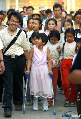 Qian lần đầu tiên được nối chân giả vào tháng 5/2005.