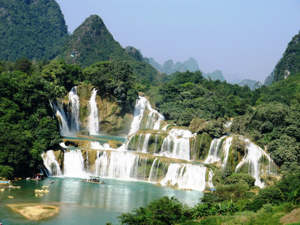 Bản Giốc là một thác nước cao hùng vĩ và đẹp nhất của Việt Nam. Thác nước này nằm giữa biên giới Việt Nam và Trung Quốc.