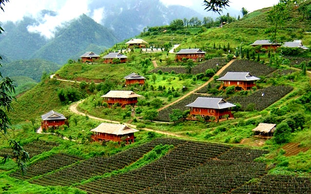 Ngoài các tour du lịch văn hoá, du khách đến Sapa còn có thể thăm thú những cảnh quan đẹp, với thung lũng rộng, được suối bao bọc và những ngôi nhà với kiến trúc truyền thống.