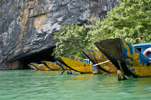 Phong Nha - Kẻ Bàng là khu bảo tồn thiên nhiên đã được UNESCO chính thức công nhận. Đây là nơi có hang Sơn Động – hang đá lớn nhất thế giới.